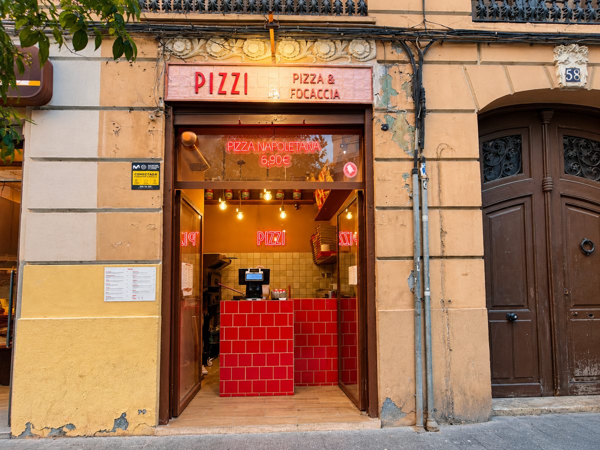 Fachada de Pizzi Ruzafa iluminada